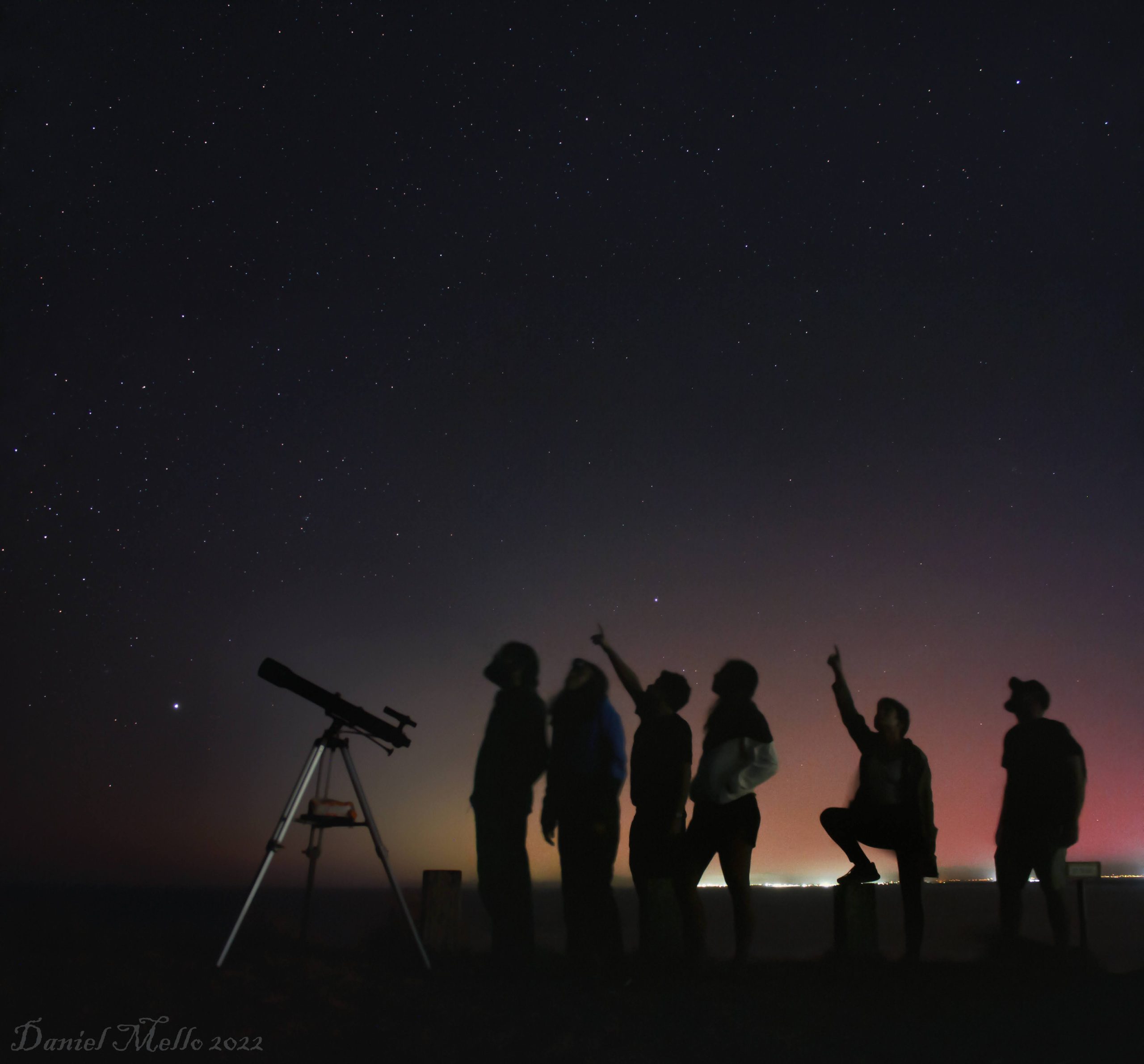 Participantes observam o céu ao lado de um telescópio. Foto: Daniel Mello.