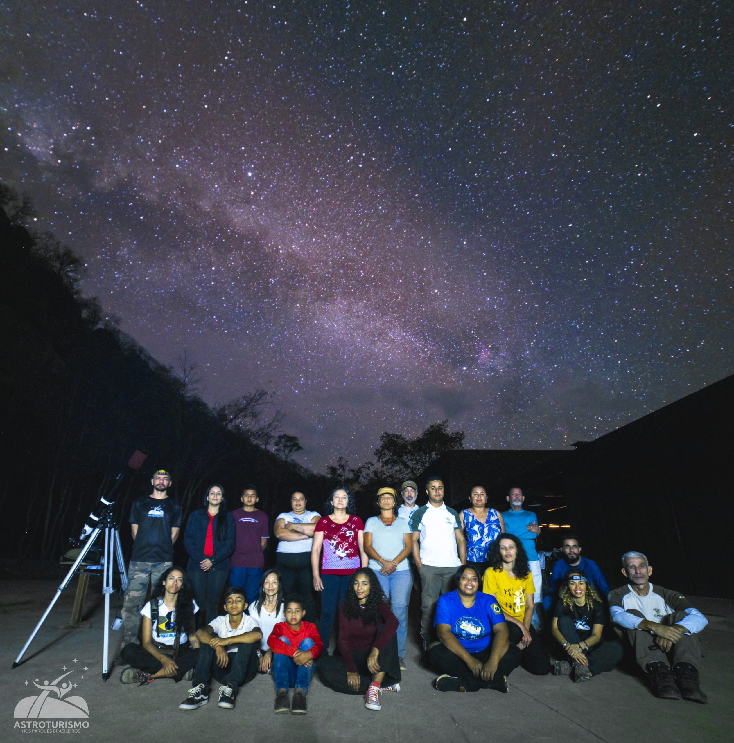 Sessão de observação astronômica aberta ao público no Parque Nacional Cavernas do Peruaçu.
