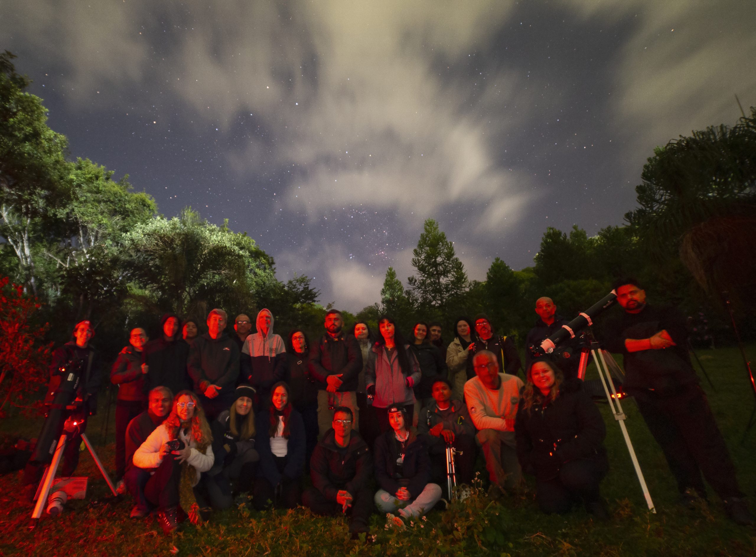 Participantes durante observação astronômica no Encontro de Astroturismo em Visconde de Mauá.