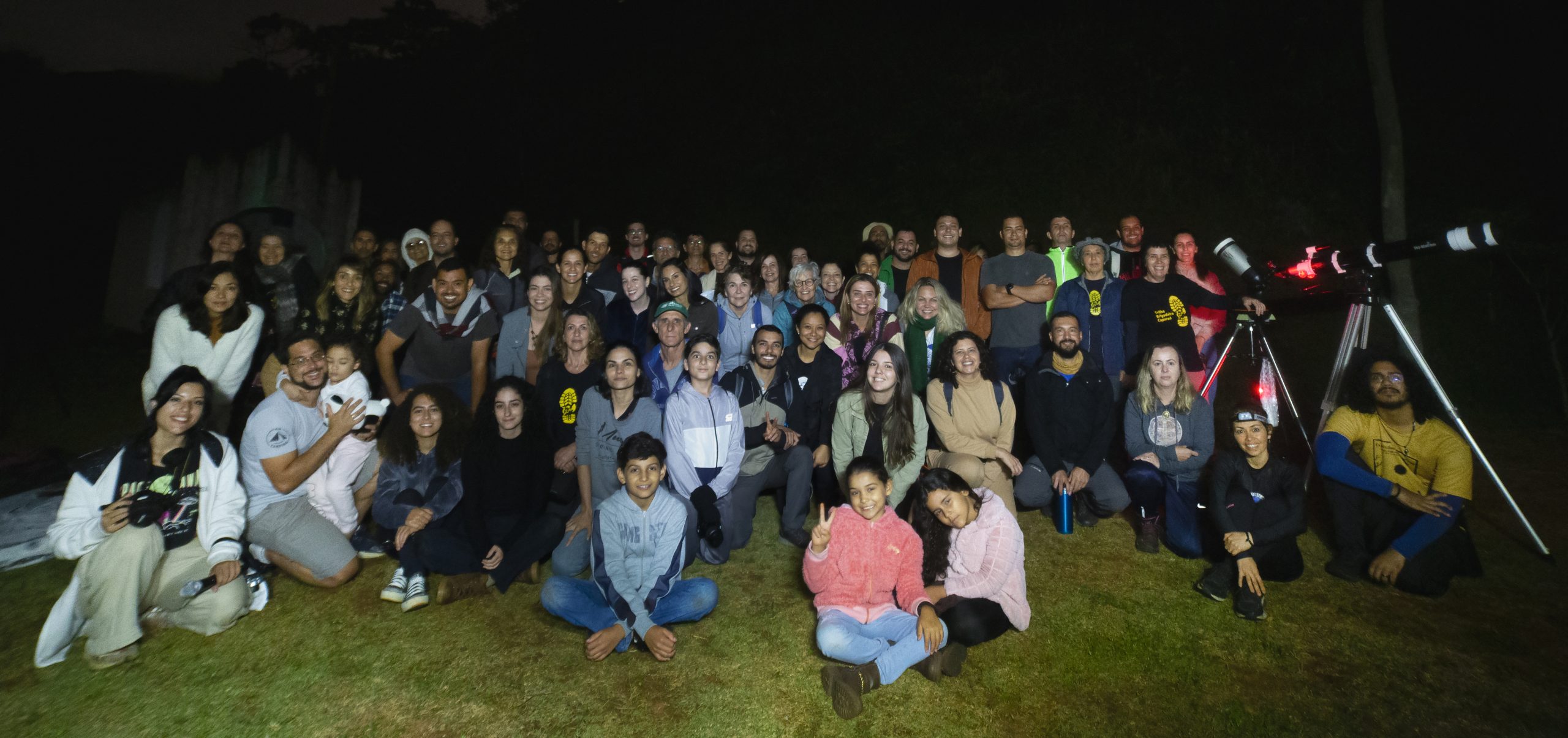 Participantes e telescópios durante uma Noite Astronômica no Parque Estadual da Serra do Brigadeiro.