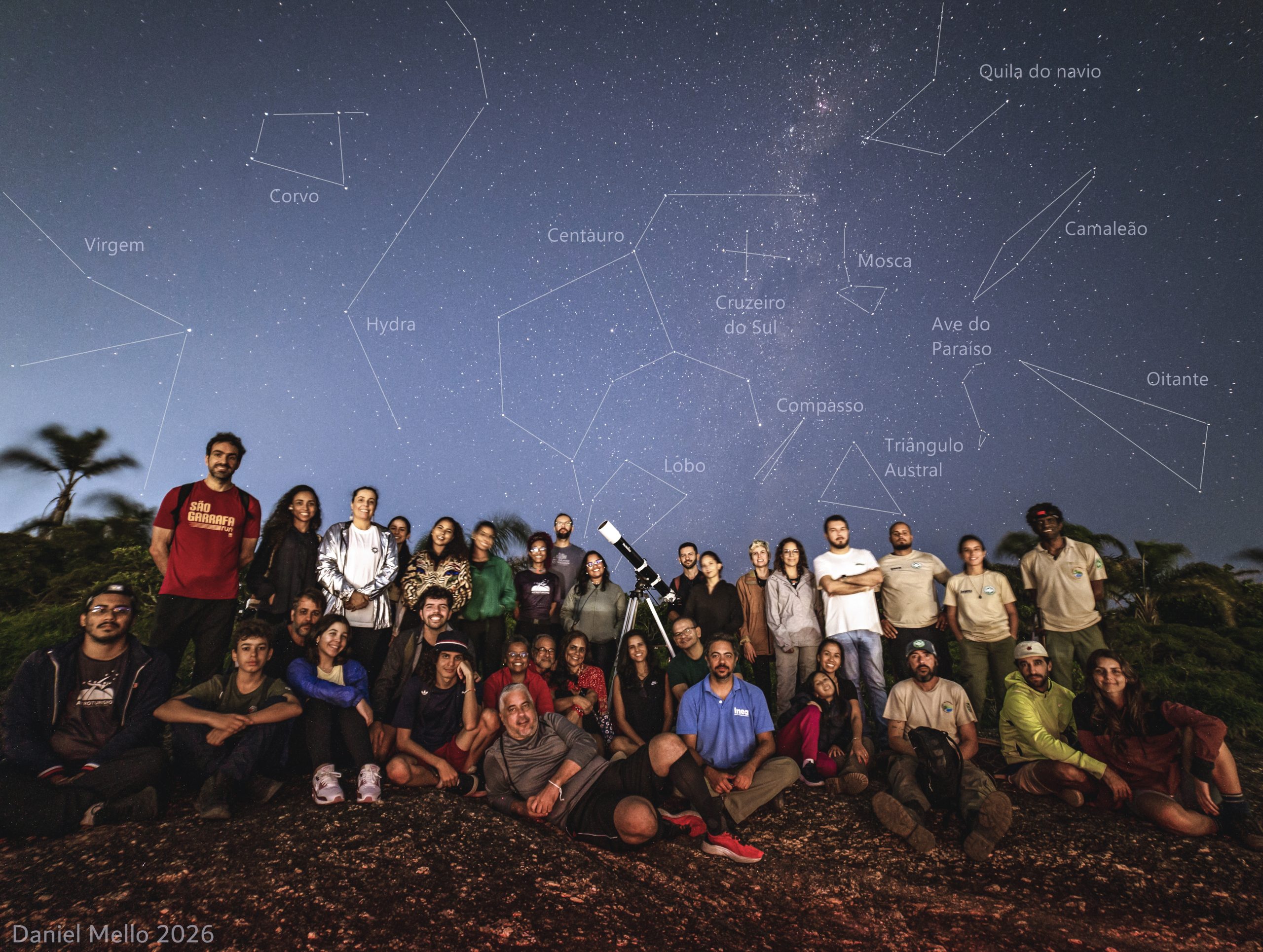 Grupo participante de uma sessão astronômica do programa Vem Ver o Céu em área protegida do Rio de Janeiro. Foto: Daniel Mello.