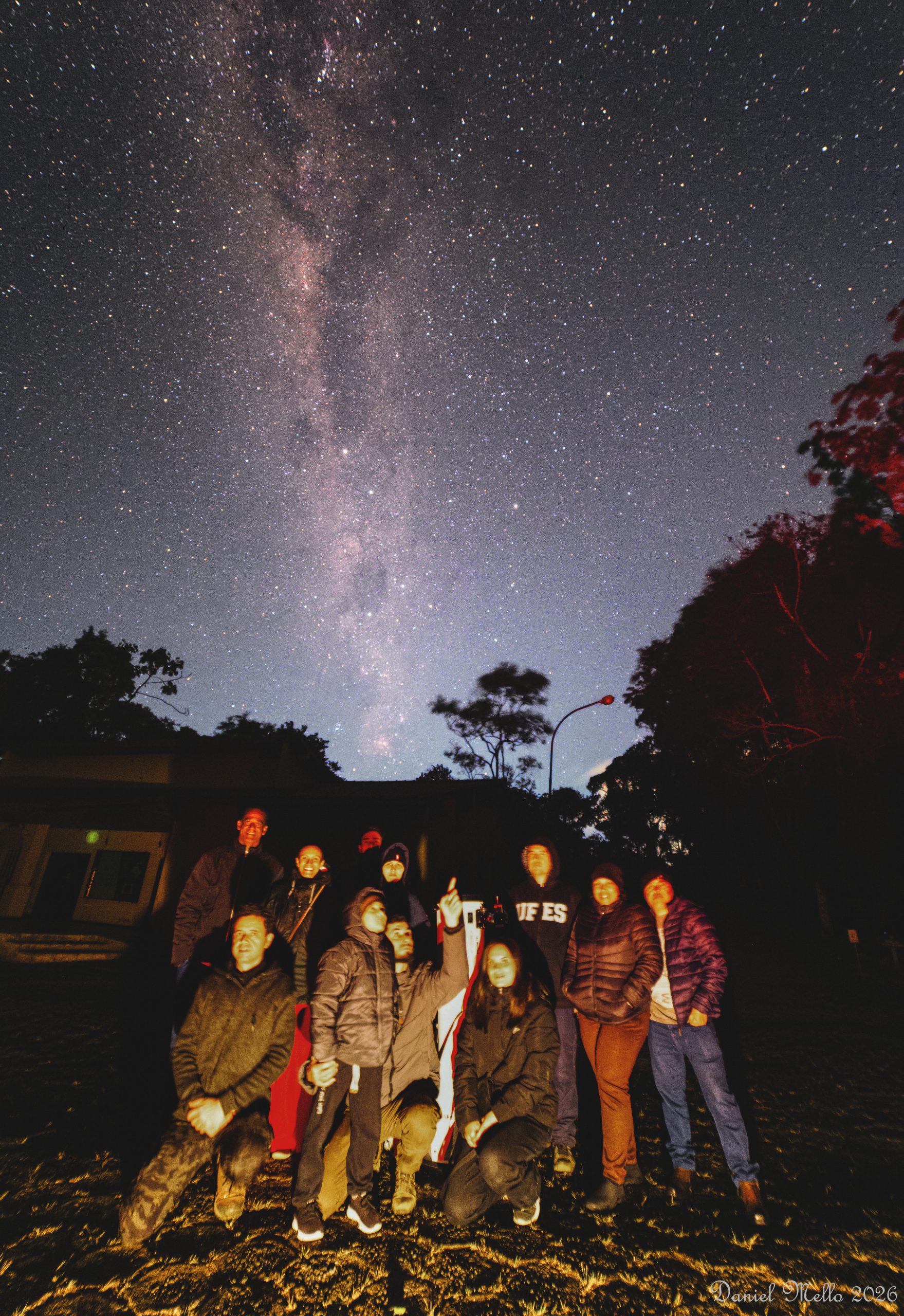 Participantes sob a Via Láctea durante sessão astronômica no Parque Nacional do Caparaó. Foto: Daniel Mello.