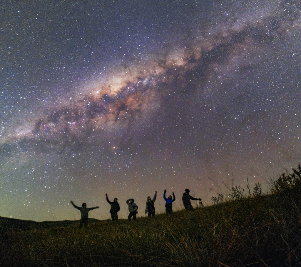 Céu estrelado e participantes na Serra da Canastra. Fotografia de Daniel Mello.