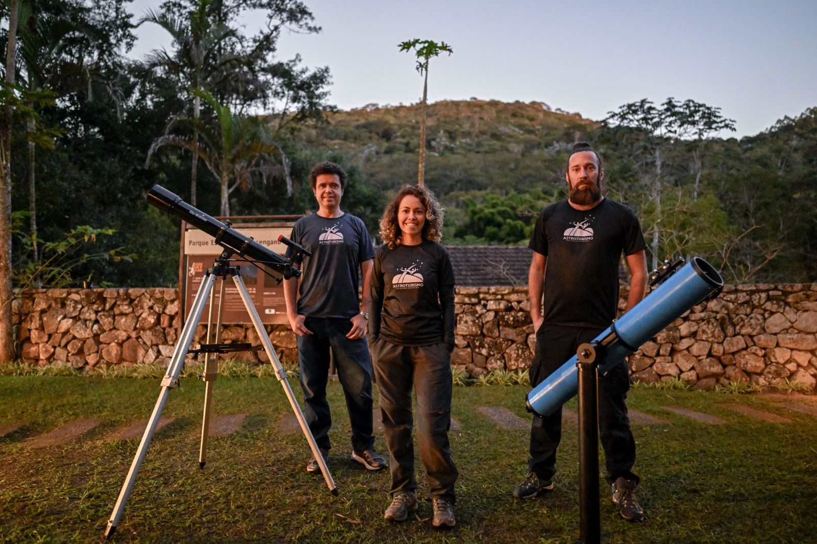 Equipe e telescópios no Parque Estadual do Desengano, em junho de 2023. Registro do território; não identifica uma edição do festival. Foto: Mauro Pimentel / AFP.