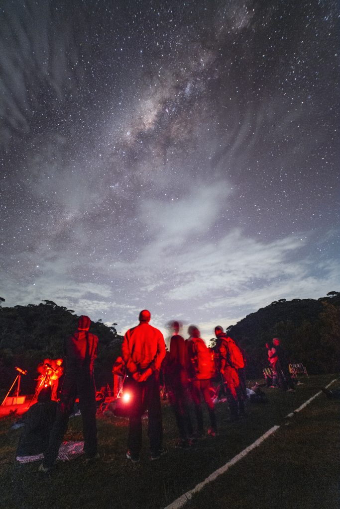 Paisagem noturna e observadores na Serra do Brigadeiro. Registro do território, não de uma campanha de medição. Acervo AstroParques.